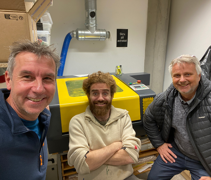 NIMMS team og mentorer ved laserskjærer